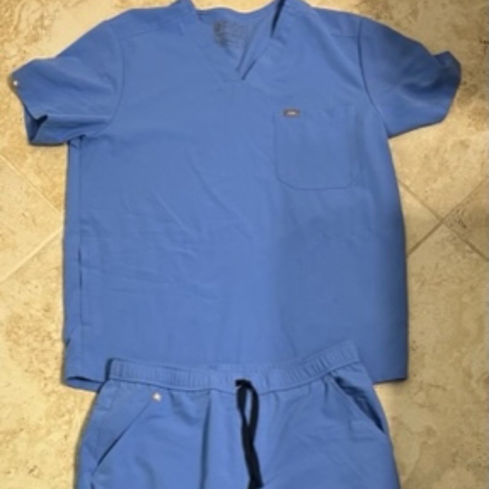 LIKE NEW LIGHT BLUE ZAMORA FIGS TOP & BOTTOM (L)